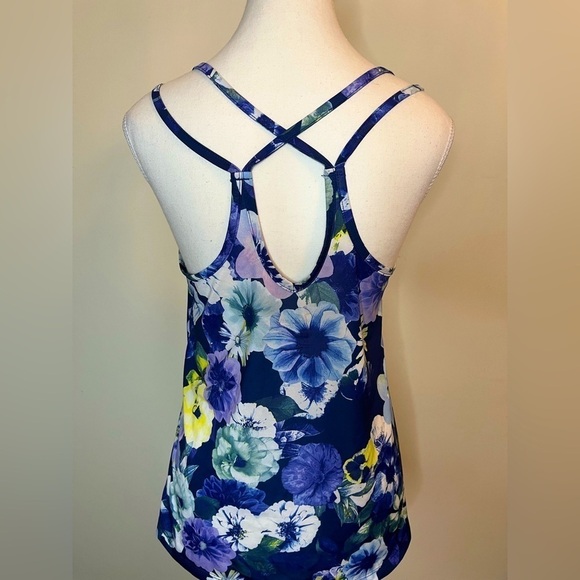 ⭐️ Old Navy floral print workout top- small - Picture 2 of 6